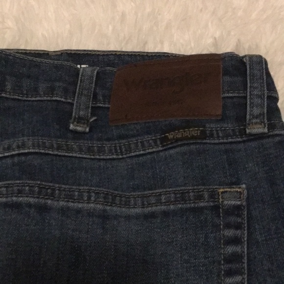 Wrangler 38 x 30 Regular Fit Dark Wash Jeans - Picture 3 of 8